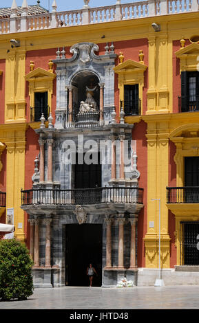 MALAGA, Andalusien/Spanien - 5. JULI: Der barocke Bischofspalast von Antonio Ramos im 18. Jahrhundert in der Plaza de Obispo Malaga Costa del Sol Spanien entworfen, am 5. Juli 2017. Nicht identifizierte Person Stockfoto