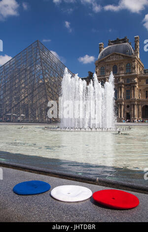 Paris, Frankreich-Juni 17,2017: Pyramide des Louvre Museum und drei Barette in den Farben der französischen Flagge. Es ist eines der größten Museen der Welt und Stockfoto