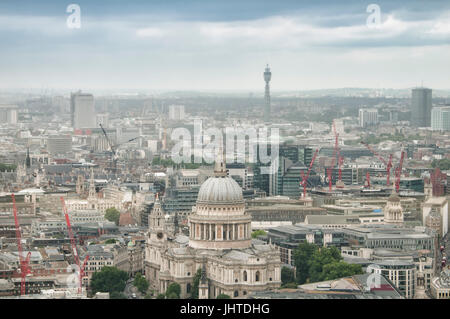 Blick über West London und St. Pauls Cathedral von oben Stockfoto