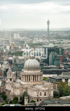 Blick über West London und St. Pauls Cathedral von oben Stockfoto