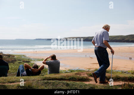 Pemroke, UK. 12. Juli 2017.  Das Wetter.  Jung und alt genießen Sie den Sonnenschein und warme Temperaturen im Süßwasser West in Pembrokeshire, West Wales.  Cred Stockfoto