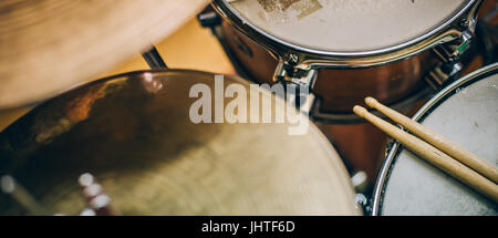 Nahaufnahme der Trommelstöcke auf dem Drum-Set liegen. Schlagzeuger-Ausrüstung Stockfoto