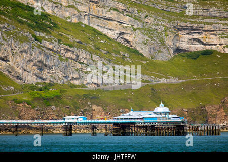 Ein Sommertag auf der Great Orme Kalkstein Felsformation und Pier unter ihm auf der beliebten Seaside Resort Stadt Llandudno, Wales Stockfoto