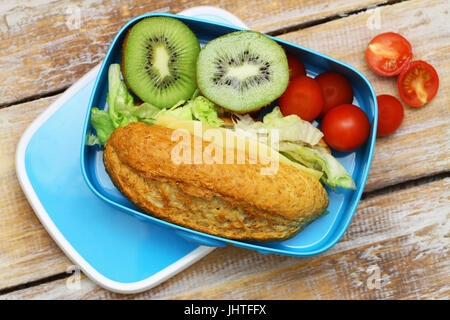 Gesunde Schule-Lunch-Box mit Vollkorn-Käse-Sandwich, Cherry-Tomaten und Kiwis Stockfoto