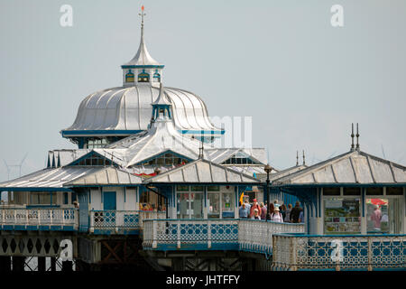 Besucher genießen die Sonne und Wahrzeichen Destination von Llandudno Pier im beliebten Badeort von Llandudno in Nord-Wales Stockfoto