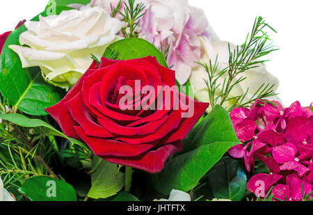 Blumenschmuck, Blumenstrauß, mit weißen, rosa, gelbe Rosen und lila Hortensia, Hortensie, Nahaufnahme, isoliert, weißer Hintergrund Stockfoto