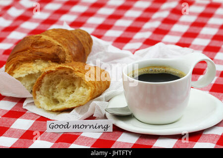 Guten Morgen Karte mit Kaffee und französischen Croissant entzwei gebrochen Stockfoto