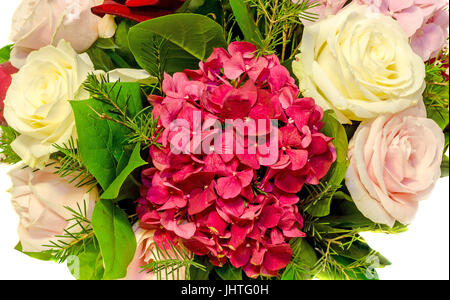 Blumenschmuck, Blumenstrauß, mit weißen, rosa, gelbe Rosen und lila Hortensia, Hortensie, Nahaufnahme, isoliert, weißer Hintergrund Stockfoto