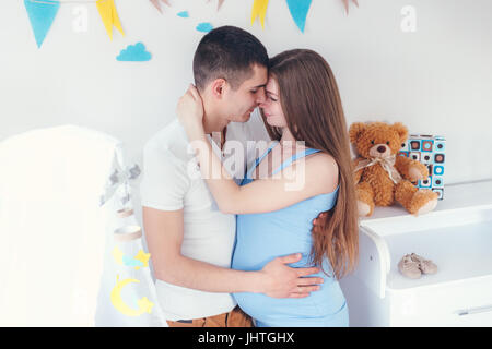 Junges Liebespaar in der Liebe warten auf das baby Stockfoto