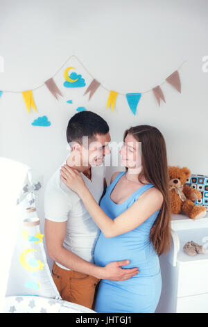 Junges Liebespaar in der Liebe warten auf das baby Stockfoto