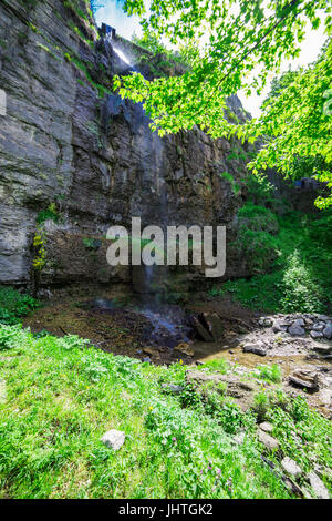 Wasserfall in der Natur im Sommer. Stockfoto