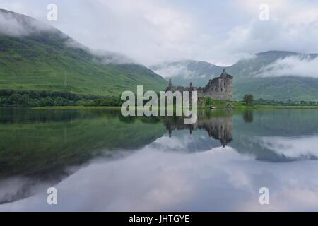 Kilchurn Castle aus Loch Awe an einem Sommer-Morgen erschossen Stockfoto