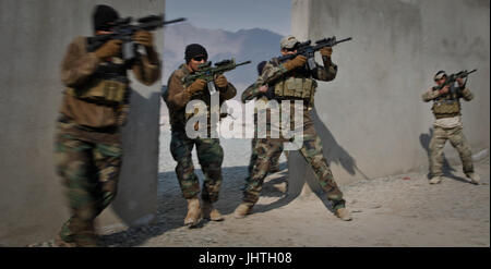 Afghanische Soldaten führen ein Freiraum, die Taktik während der Einsatzvorbereitenden Ausbildung am Camp Scorpion 19. Februar 2013 in Kabul, Kabul Provinz, Afghanistan ausüben.    (Foto von Matthew Freire über Planetpix) Stockfoto