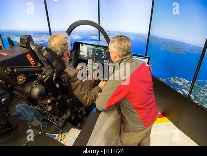 Lockheed Martin Aeronautics Company Vertreter verwenden einen interaktiven Simulator ein Stealth-Kampfflugzeug der US Air Force F - 35 C Lightning II 25. Januar 2017 in Lemoore, Kalifornien fliegen.    (Foto von MCS3 Zachary Eshleman über Planetpix) Stockfoto