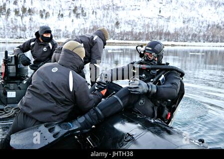 US-Marine Commandos im Trockenanzüge Scuba tauchen in kalten Gewässern während des Trainings mit der norwegischen Marine 7. Februar 2017 in Ramsund, Norwegen.     (Foto von Seth Wartak über Planetpix) Stockfoto