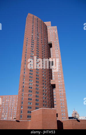 Blick auf Konfuzius Plaza Apartments Turm in Chinatown Manhattan, New York, NY, USA. Stockfoto