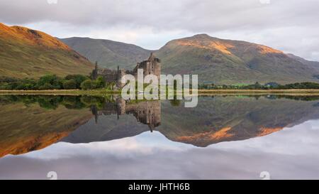 Kilchurn Castle aus Loch Awe an einem Sommer-Morgen erschossen Stockfoto