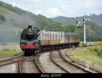 Dampflokomotive im Dee Tal nähert sich Carrog Station, Standardklasse 4 Tank Motor Dampfzug, Teil der Llangollen Railway erhalten heri Stockfoto