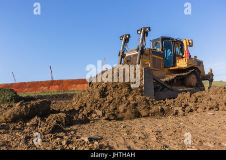 Bau Industrie Erdbau Deponie Dozer Maschine Schaufel Eimer Sand Steinen Closeup abstrakt bewegen. Stockfoto