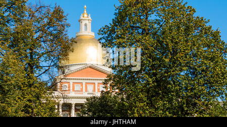 Massachusetts State House, umrahmt von Bäumen an einem sonnigen Tag Stockfoto