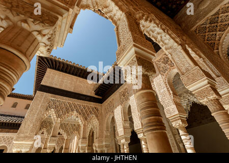 Palast von Alcazar, berühmten andalusischen Architektur. alten arabischen Palast in Sevilla, Spanien. verziert Arch und Spalte. berühmten Reiseziel. Stockfoto