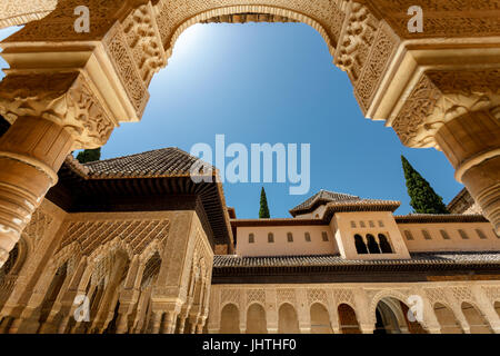 Palast von Alcazar, berühmten andalusischen Architektur. alten arabischen Palast in Sevilla, Spanien. verziert Arch und Spalte. berühmten Reiseziel. Stockfoto