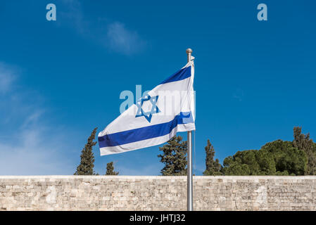 Israelische Flagge vor der Klagemauer, Jerusalem, Israel Stockfoto