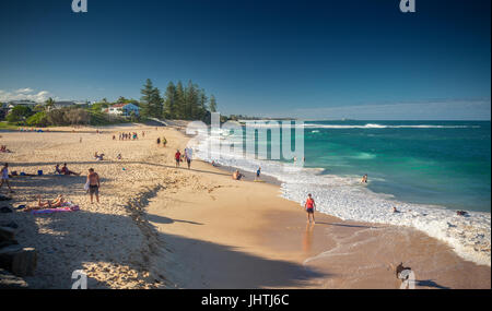 CALOUNDRA, ÖST - 6. Dezember 2015: Heißer sonniger Tag am Dicky Beach Calundra, Queensland, Australien Stockfoto