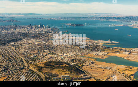 Panoramische Luftaufnahme des breiten Gegend von San Francisco Bay und Brücken Stockfoto