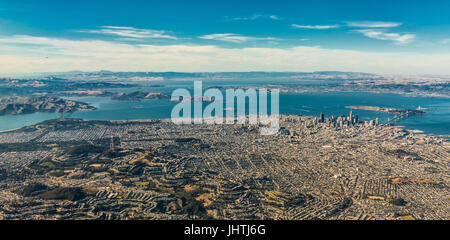 Panoramische Luftaufnahme des breiten Gegend von San Francisco Bay und Brücken Stockfoto