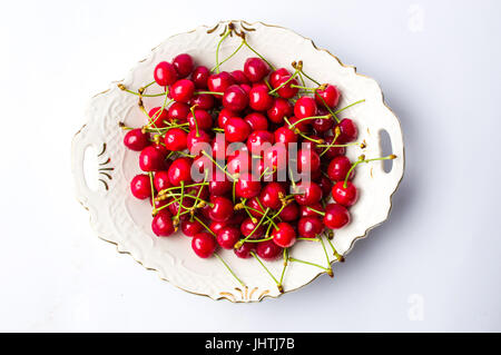 Frische Kirschen in eine weiße Keramikschale Stockfoto
