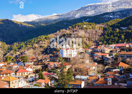 Traditionelle mediterrane Altstadt Häuser mit roten Ziegeldächern und grünen idyllischen Felseninsel im Hintergrund, Europa. Schöne Reise Architektur Fototexturen. Stockfoto