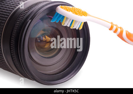 Reinigung von Objektiv Digitalkamera isoliert auf weißem Hintergrund Stockfoto