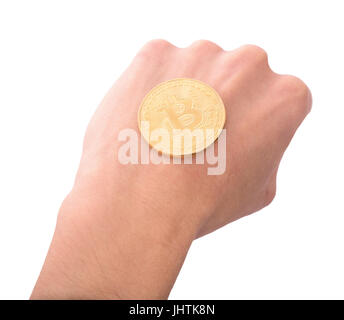 werfen goldene Bitcoin in die Hand eines Mannes. Kopf oder Zahl, die Sie sich entscheiden. Konzept der Chance Digitall Symbol einer neuen virtuellen Währung isoliert auf weißem Hinterg Stockfoto