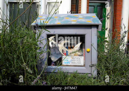 Kästchen freie Bibliothek voller Bücher für Book-Reader vor einem Haus in Walthamstow East London E17 UK KATHY DEWITT Stockfoto