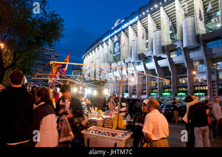 Straßenverkauf rund um das Santiago Bernabeu-Stadion vor dem Fußballspiel Real Madrid-Barcelona. Madrid, Spanien. Stockfoto