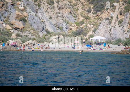 Sonnenanbeter am Strand von Cala Cortina in der Nähe von Cartagena in Murcia Spanien Stockfoto