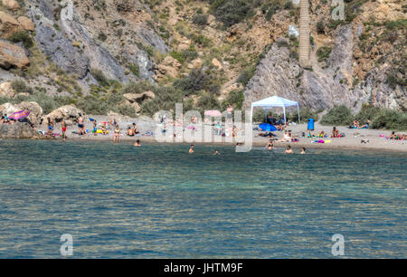 HDR-Bild der Schwimmer und Sonnenanbeter am Strand von Cala Cortina in der Nähe von Cartagena in Murcia Spanien Stockfoto