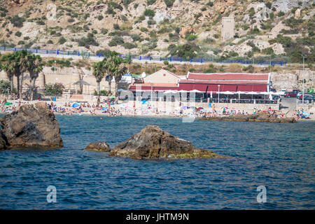 Sonnenanbeter am Strand vor dem Restaurant in Cala Cortina in der Nähe von Cartagena in Murcia Spanien Stockfoto