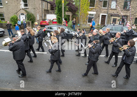 Blaskapelle im Dorf Karnevalsumzug, Charlesworth, Derbyshire, England. Stockfoto