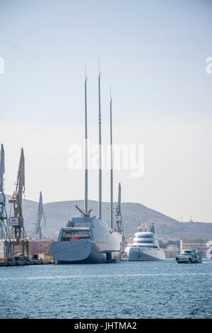 Tourist-Katamaran Segel vorbei an der 'A' Segelyacht und 'A' Motoryacht, zwei der weltweit teuersten Superyachten im Hafen von Cartagena vertäut Stockfoto