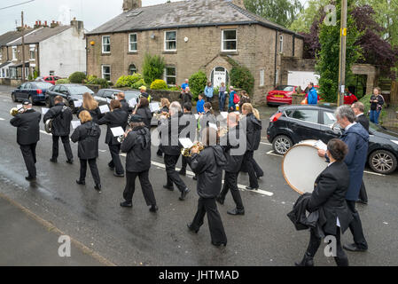 Blaskapelle im Dorf Karnevalsumzug, Charlesworth, Derbyshire, England. Stockfoto