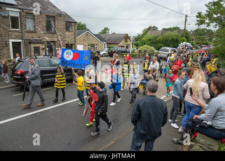 Parade am Dorf Karneval, Charlesworth, Derbyshire, England. Stockfoto