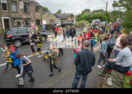 Parade am Dorf Karneval, Charlesworth, Derbyshire, England. Stockfoto