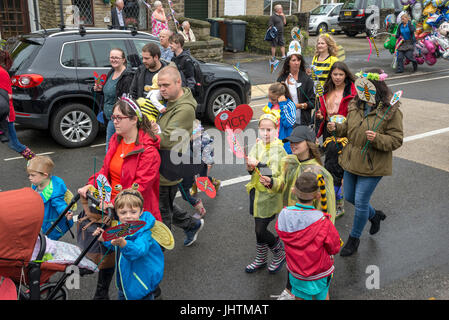 Parade am Dorf Karneval, Charlesworth, Derbyshire, England. Stockfoto