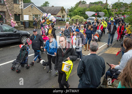 Parade am Dorf Karneval, Charlesworth, Derbyshire, England. Stockfoto