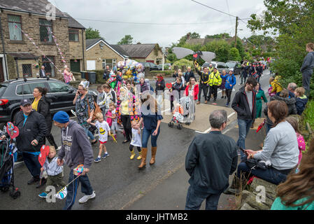 Parade am Dorf Karneval, Charlesworth, Derbyshire, England. Stockfoto