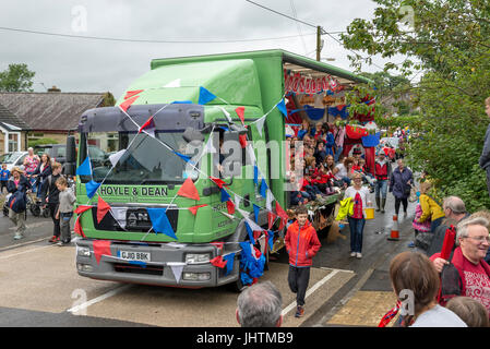 Schweben Sie im Dorf Karneval, Charlesworth, Derbyshire, England. Stockfoto