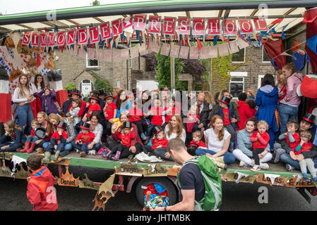 Schweben Sie im Dorf Karneval, Charlesworth, Derbyshire, England. Stockfoto