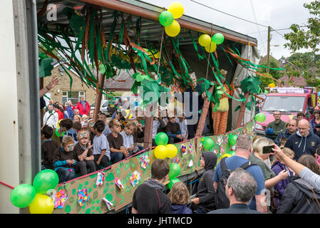 Bunte Schwimmer am Dorf Karneval, Charlesworth, Derbyshire, England. Stockfoto